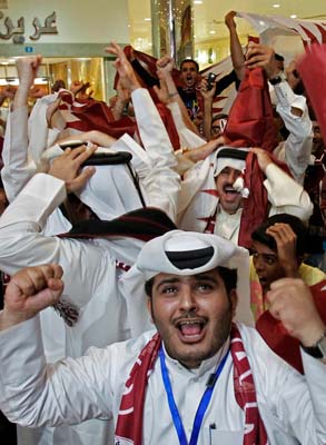 2022年大会の開催地決定に沸き立つカタールのサッカーファン