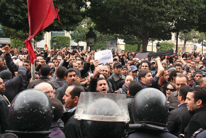 チュニジアの首都チュニスでベンアリ大統領の辞任を訴える市民たち