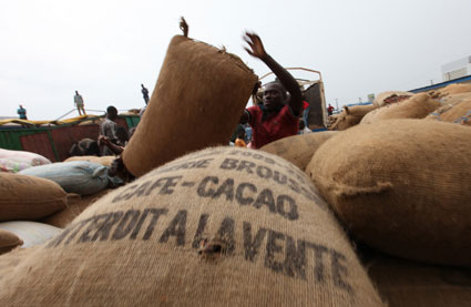 カカオ豆の最大の産地コートジボワールでは児童労働も問題に　Luc Gnago-Reuters