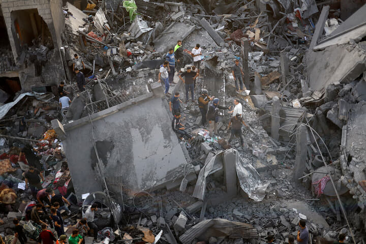 イスラエル軍の空爆を受け、犠牲者を探すガザ地区の住民