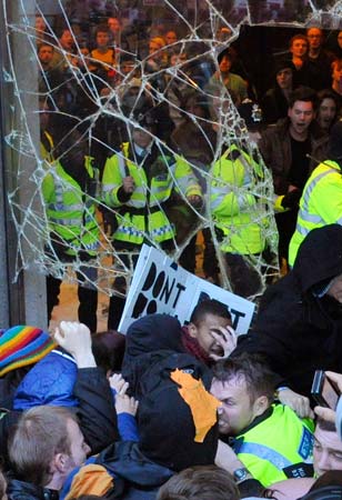 緊縮財政のイギリスでは激しいデモが多発している