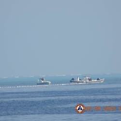 フィリピンと中国、南シナ海の「浮遊障壁」巡り応酬