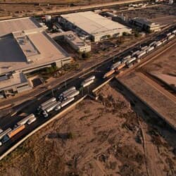 メキシコ国境で10億ドル相当の貨物滞留、米政府の移