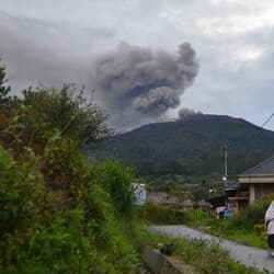インドネシア火山噴火、登山者11人死亡　不明者12