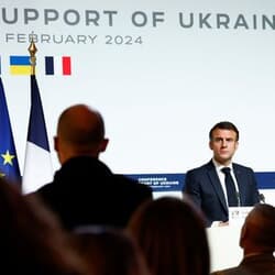 仏大統領、ウクライナへの欧米部隊派遣「排除せず」　