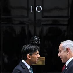 英首相、イスラエル首相と電話会談　冷静な判断求める