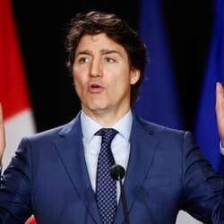 カナダ、富裕層向け増税打ち出す　住宅供給対策の原資