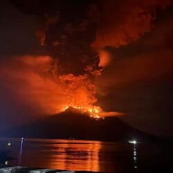 インドネシア、大規模噴火で多数の住民避難　空港閉鎖