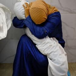 ガザで子どもの遺体抱く女性、世界報道写真大賞　ロイ