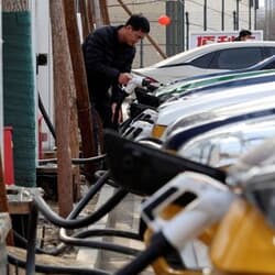 世界の電動車販売、今年1700万台に大幅増　中国が