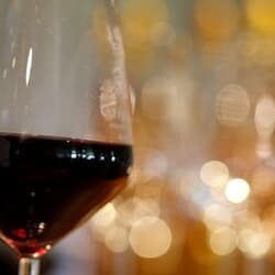 世界のワイン需要、27年ぶり低水準　価格高騰で