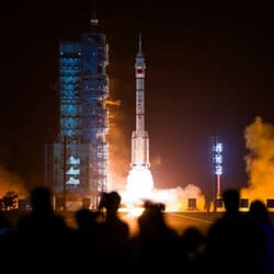 中国、有人宇宙船打ち上げ　飛行士3人が半年滞在へ