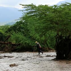 ケニア中部で洪水と地滑り発生、少なくとも45人死亡