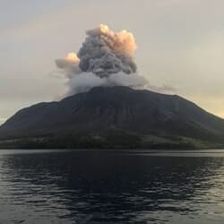 インドネシアのルアン火山が再び噴火、警戒最高レベル