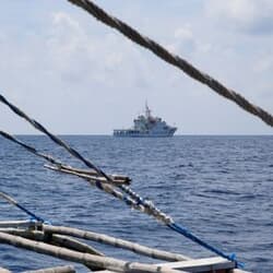 中国、フィリピン船を「追い払った」と発表　スカボロ