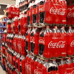 米コカ・コーラ、通期売上高見通し引き上げ　第1四半