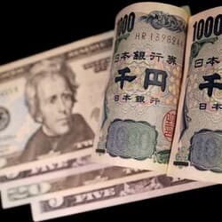ドル一時153.00円まで下落、日本政府は介入の有