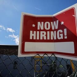 米4月雇用17.5万人増、予想以上に鈍化　失業率3