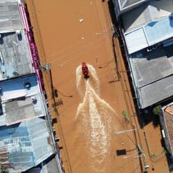 ブラジル南部洪水、死者90人・行方不明130人超に