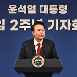 韓国大統領、就任2年で会見　経済重視　