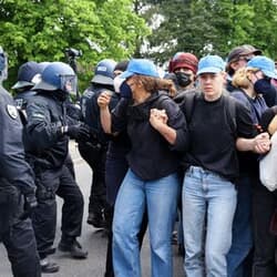テスラのドイツ工場でデモ隊が警察と衝突、拡張計画に