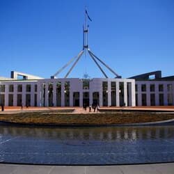 オーストラリア年次予算、2年連続で黒字見込み　14