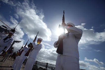日本は本当にアメリカの戦争に巻き込まれるようになるのか（9月2日にハワイの米海軍艦艇上で行われた戦後70周年記念式典）　Hugh Gentry- REUTERS
