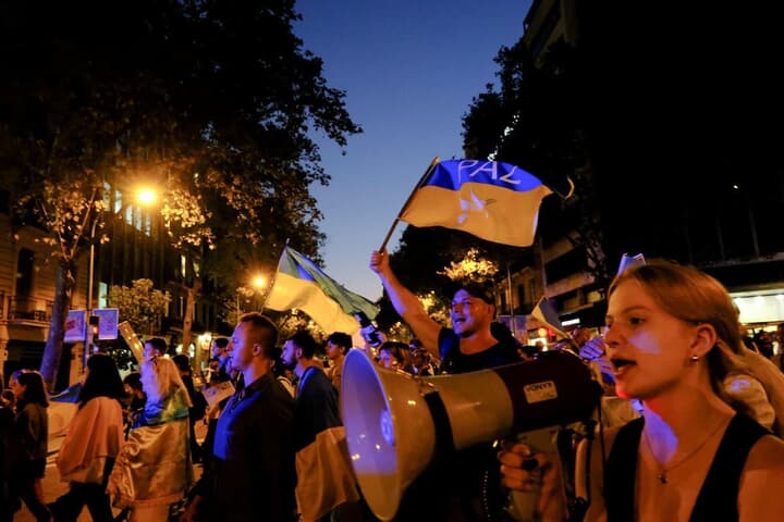 ロシアのウクライナ侵攻に反対する人々- バルセロナ