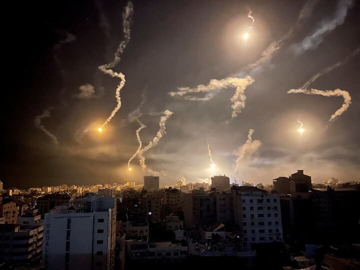 イスラエル軍によって照明弾が投下されたガザ市