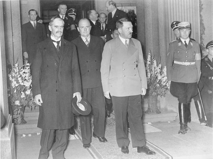 ネビル・チェンバレンとアドルフ・ヒトラー