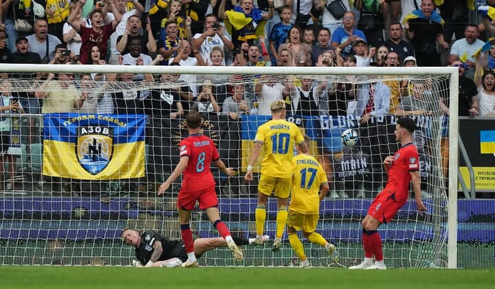ウクライナのジンチェンコにゴールを奪われたイングランド