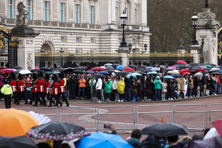 ロンドンのバッキンガム宮殿前にあふれる観光客