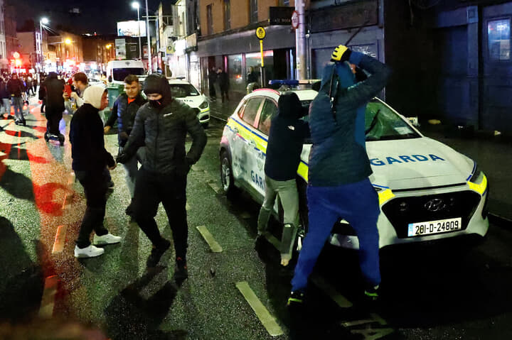 アイルランドの首都ダブリンの反移民暴動の暴徒