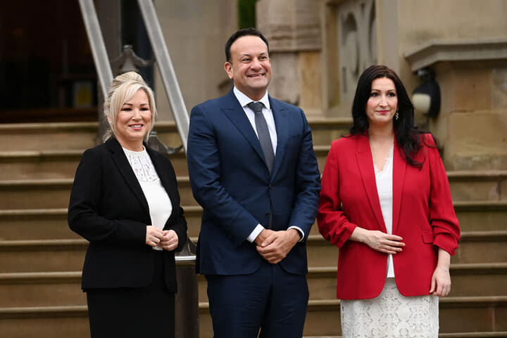 北アイルランドの新首相ミシェル・オニールとエマ・リトルペンゲリー副首相とアイルランド共和国のレオ・バラッカ―首相