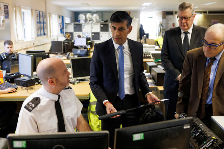 イギリスの警察署でゾンビナイフを持つリシ・スナク英首相