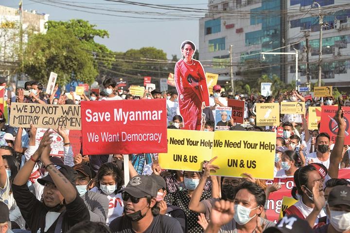 ミャンマー市民によるデモ