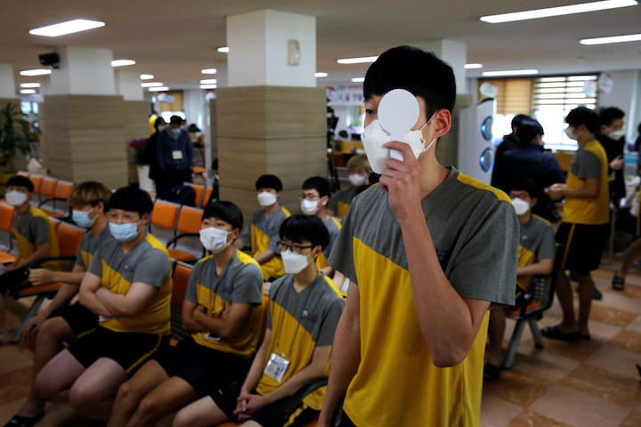 コロナ禍でも徴兵検査を受ける韓国の若者たち（2020年3月）