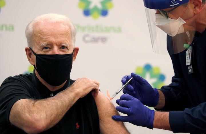 ワクチン接種を受けるバイデン米大統領