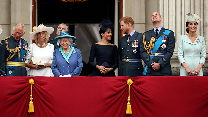 英王室のメンバー。左からチャールズ皇太子夫妻、エリザベス女王、メーガン妃、ヘンリー王子、ウィリアム王子、キャサリン妃（2018年7月）