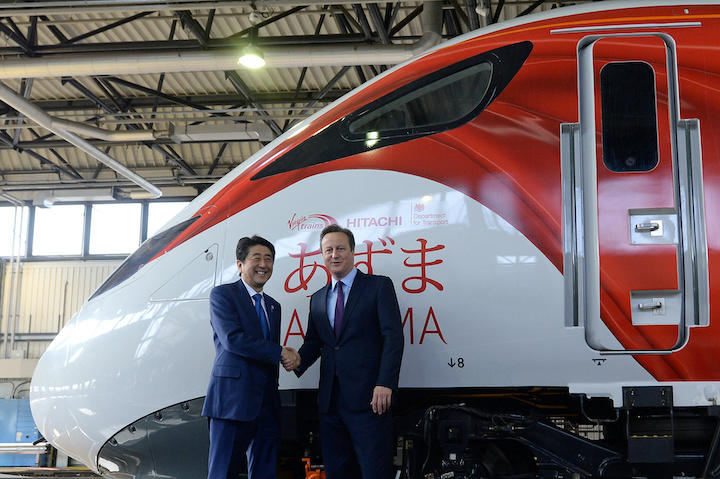2016年5月、日立製作所の鉄道車両整備施設をキャメロン英首相と視察した安倍首相