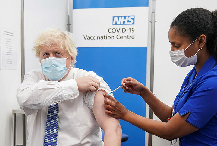 3度目のコロナワクチンを接種するボリス・ジョンソン英首相
