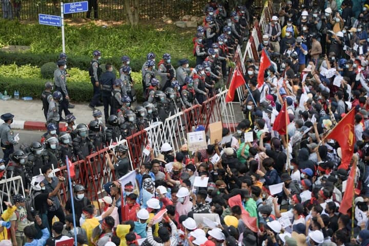 ミャンマーのクーデターへの抗議デモ