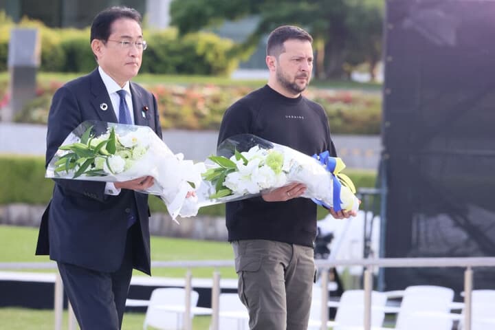 原爆死没者慰霊碑に献花したゼレンスキー大統領と岸田首相
