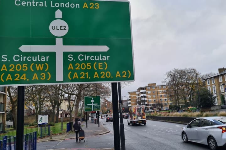 ロンドン「超低排出ガスゾーン」の道路標識