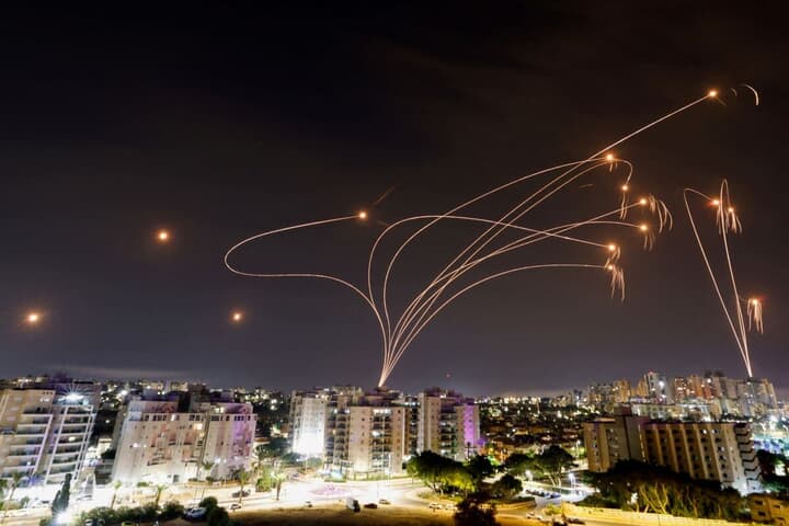 ガザから発射されたロケット弾を迎撃するイスラエルのアイアン・ドーム