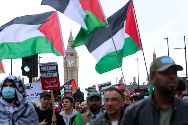 パレスチナへの連帯を示す人々のデモ（ロンドン)
