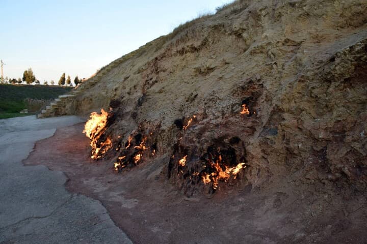 アゼルバイジャンの燃える山「ヤナル・ダグ」