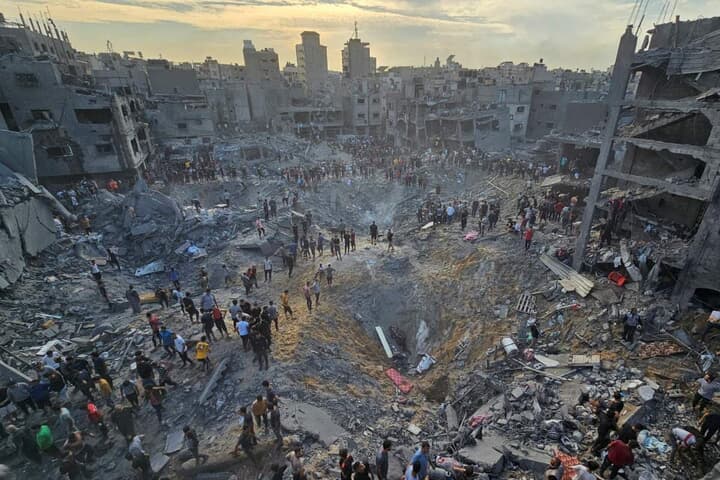 イスラエルによる空爆を受けたガザ北部の難民キャンプ