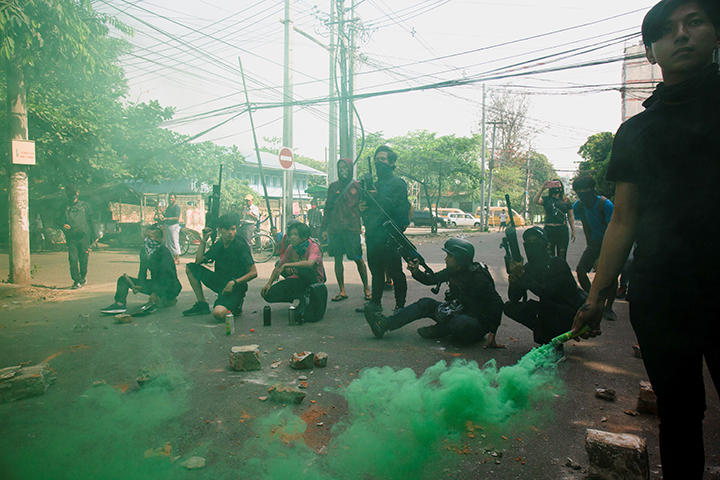 空気銃と発煙筒を持ってデモに参加する人々（ミャンマー）