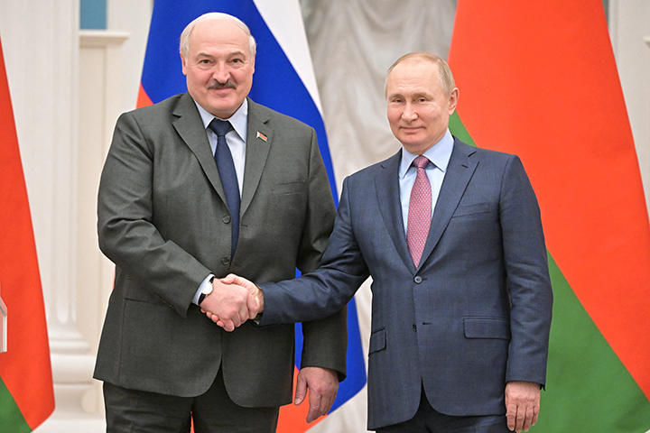 プーチン大統領と握手するルカシェンコ大統領